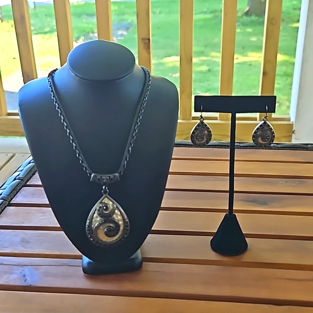 Vintage Silvertone Black Gem Pendant Necklace & Earrings Set